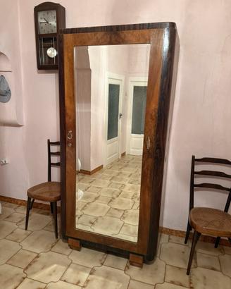 Letto Moderno, Armadio e Comò Antichi