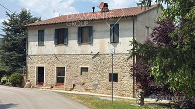 Casale in pietra su due livelli con terreno