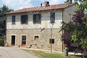 Casale in pietra su due livelli con terreno
