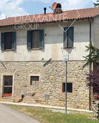 Casale in pietra su due livelli con terreno