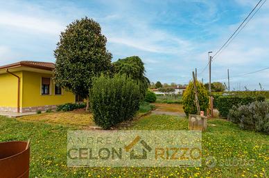 Bifamiliare immersa nel verde con ampio giardino a