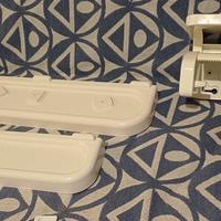 set bagno due mensole bianche con portarotoli