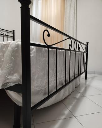 Letto (con rete e materasso) + 2 comodini