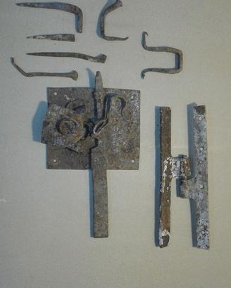 ANTICA SERRATURA E ACCESSORI IN FERRO BATTUTO