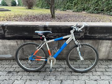 Bici Montain bike in alluminio ammortizzata