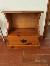 n° 2 Comodini in legno massello color miele con ca