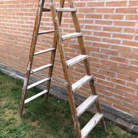 "SCALA IN LEGNO MOLTO RESISTENTE"