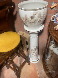 Colonna con vaso in ceramica