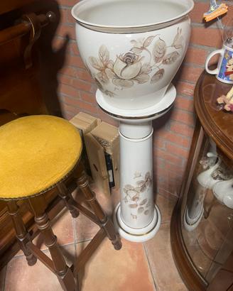 Colonna con vaso in ceramica