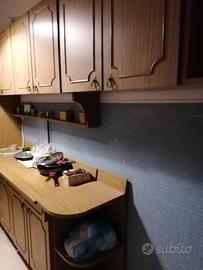 Mobili per  la  cucina completo. 