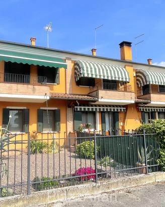 Porzione centrale con scoperto esclusivo, garage e