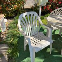 Sedia con braccioli in plastica bianca da giardino