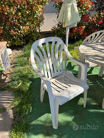 Sedia con braccioli in plastica bianca da giardino