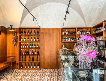 ? locale commerciale con laboratorio attrezzato -