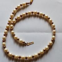 Collana di perle finte. 