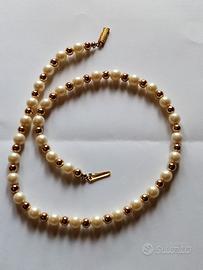 Collana di perle finte. 