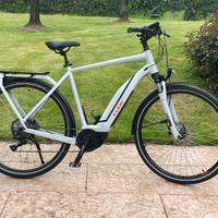 Bicicletta pedalata assistita Cube Touring Hybrid