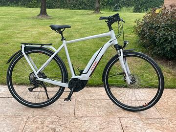 Bicicletta pedalata assistita Cube Touring Hybrid