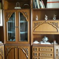 Soggiorno angolare con due vetrinette