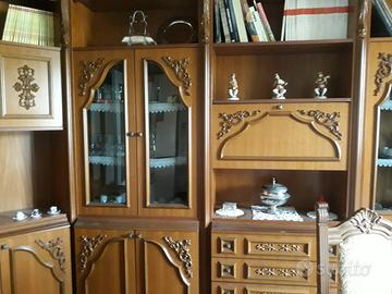 Soggiorno angolare con due vetrinette