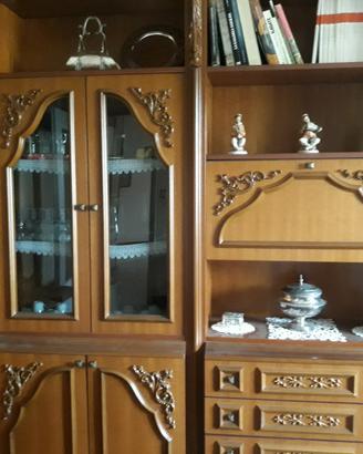 Soggiorno angolare con due vetrinette