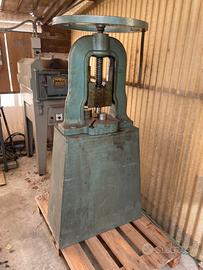 Pressa manuale a vite