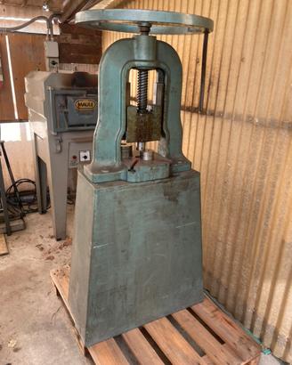 Pressa manuale a vite