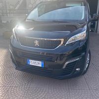 Autofunebre allestito per 3 salme