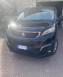 Autofunebre allestito per 3 salme