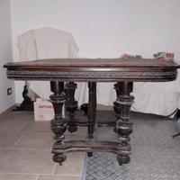 Tavolo e sedie antiche in noce