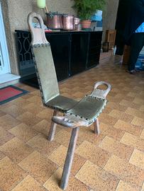 Sedia treppiede brutalista