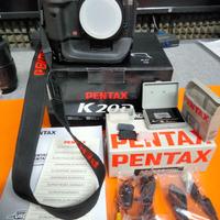 Pentax K20D con obiettivi e accessori in Blocco