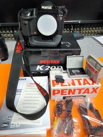 Pentax K20D con obiettivi e accessori in Blocco