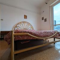 Testata in ottone dorato con comodini in legno