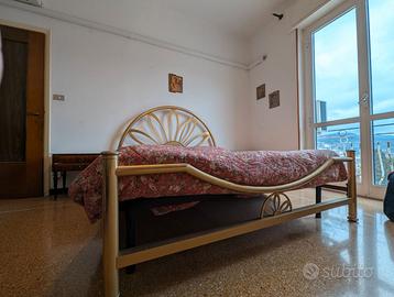 Testata in ottone dorato con comodini in legno