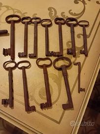 13 chiavi antiche in ferro battuto