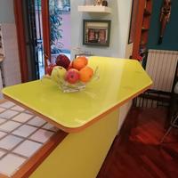 ripiano penisola legno e vetro colorato