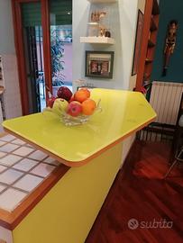 ripiano penisola legno e vetro colorato