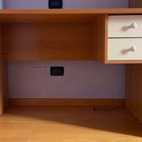 Scrivania in legno con due cassetti