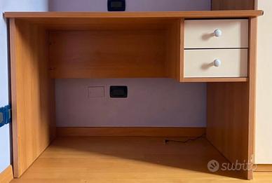 Scrivania in legno con due cassetti
