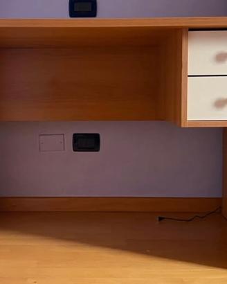 Scrivania in legno con due cassetti