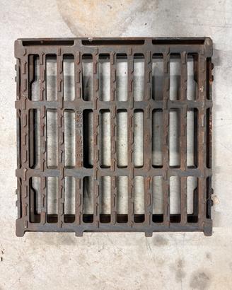 Caditoia in ghisa 50x50 C250