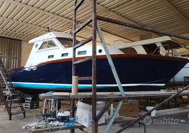 Barca d'epoca in legno cantiere Acquaviva