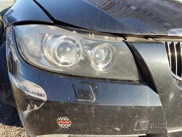 Proiettore destro BMW 330 del 2005