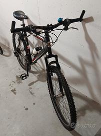 🚴 Mountain Bike Nero/Rosso – Usata Pochissimo!