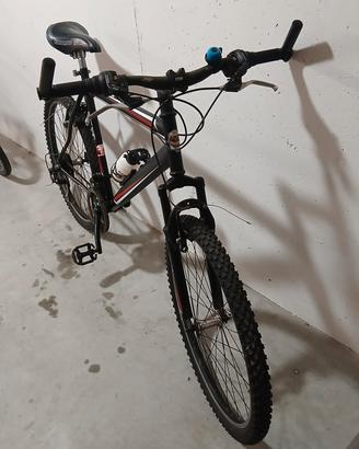 🚴 Mountain Bike Nero/Rosso – Usata Pochissimo!