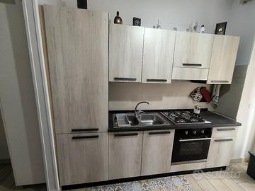 cucina completa divano con penisola