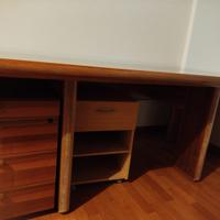 Scrivania con cassetti
