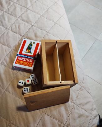 Set di carte napoletane e sei dadi 