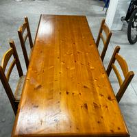 Tavolo in legno con 4 sedie